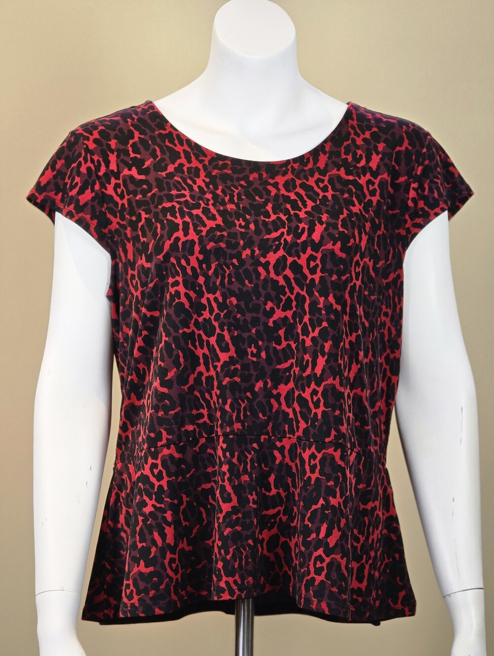 Petite XL Bold Red & Black Leopard Print Short Sleeve Peplum Top
